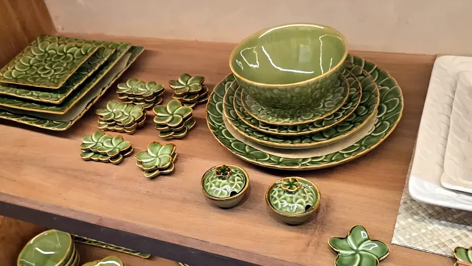 Jenggala ceramic plates, Leaves series — photo 1