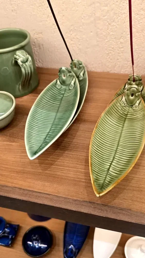 Jenggala ceramic plates, Leaves series — photo 2