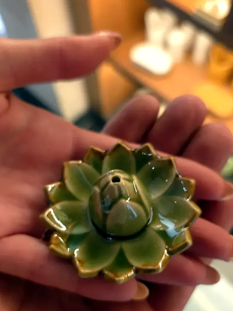 Ceramiczna podstawka na kadzidło Lotos — zdjęcie 1